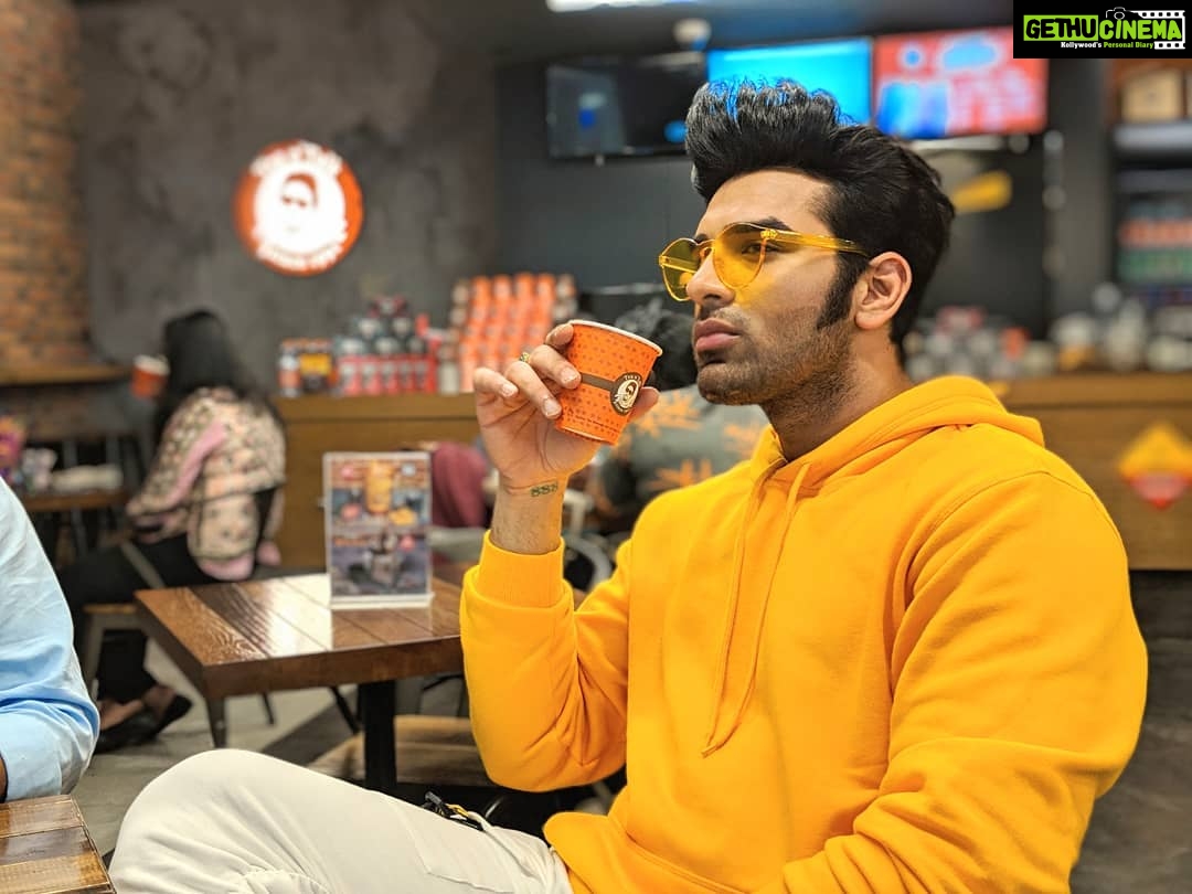 Paras Chhabra Instagram - आउन वाला TIME तेरे भई दा l 🤘😎 @rafihfilli Pic credit:- @doprahularora #dubai #shoot #yellow #hoody #swag #paraschhabra #duryodhan #king #splitsvilla #starplus #ruthless #superman Dubai, United Arab Emirates