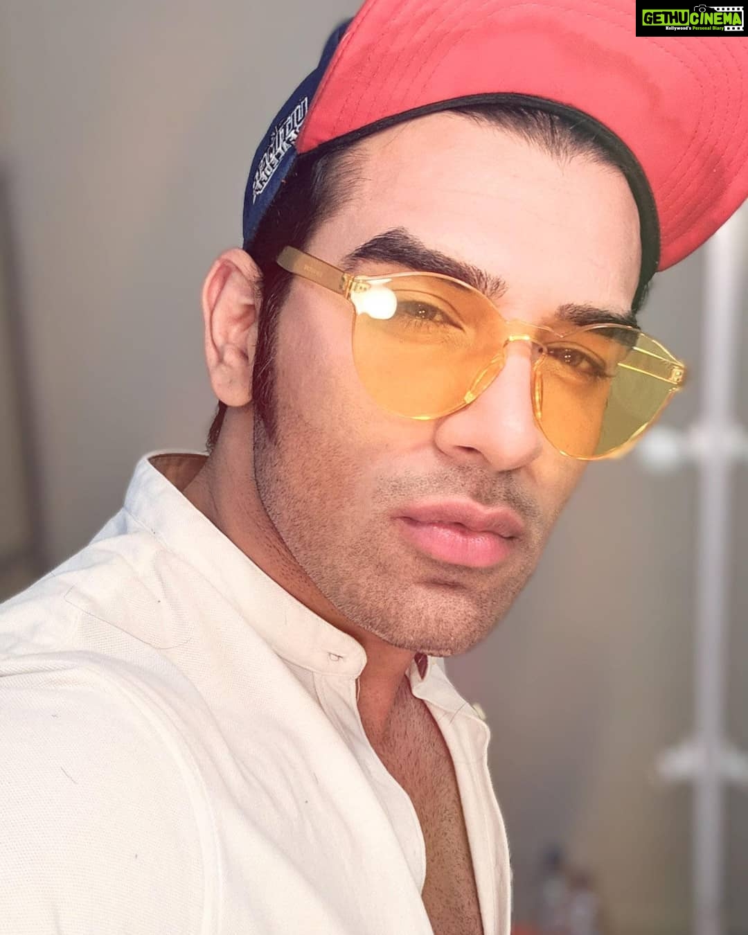 Paras Chhabra Instagram - माचिस तो यूं ही बदनाम है, हमारे तेवर तो आज भी आग लगाते हैं। 🤘😎 #paraschhabra #superman #positive #mtv #splitsvilla #ruthless #king #duryodhan #starplus #karnasangini #shades #glares #yellow #makeupstudio #camera #action #portrait