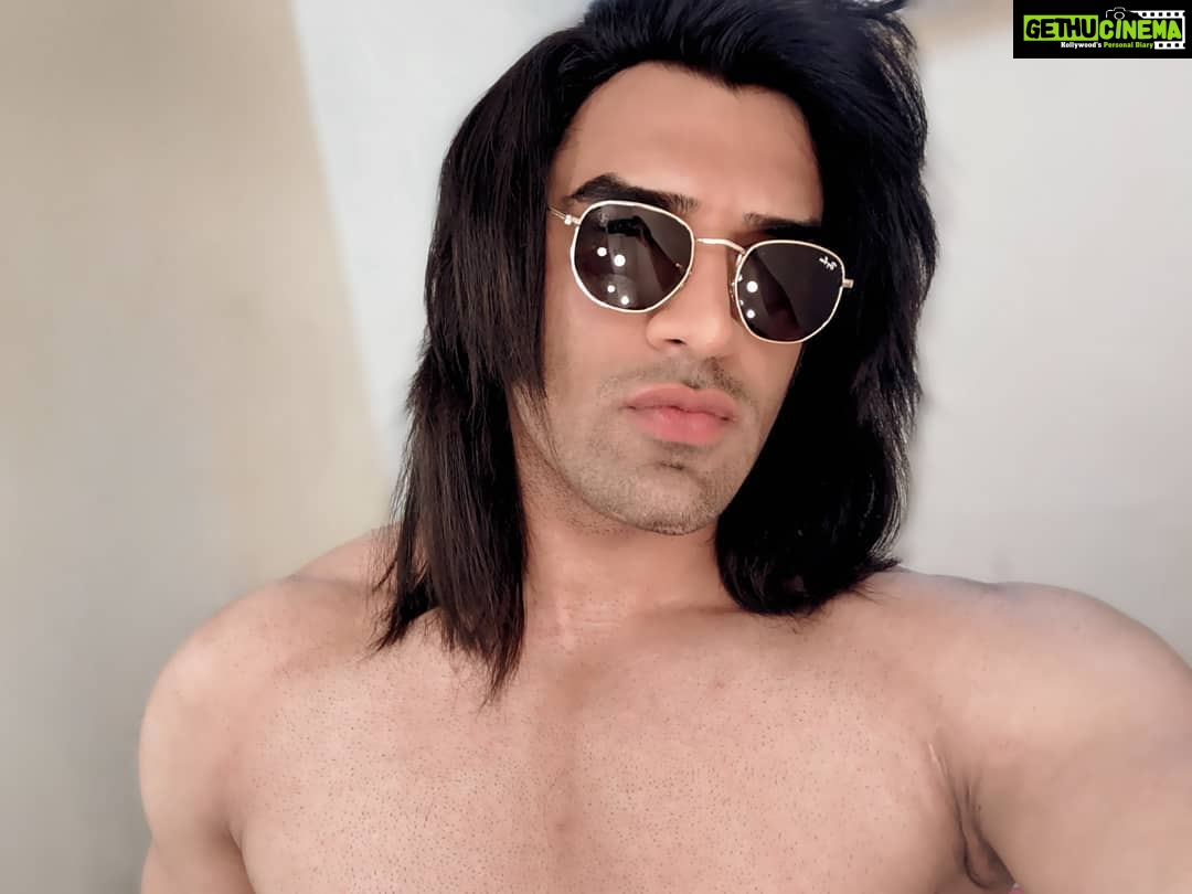 Paras Chhabra Instagram - Like these #rayban shades... go buy @ffashion_godown 😎 #rayban #goggles #shades #glares #duryodhan #statplus #paraschhabra #king #splitsvilla #fashion #longhair #paidpromotion #collaboration