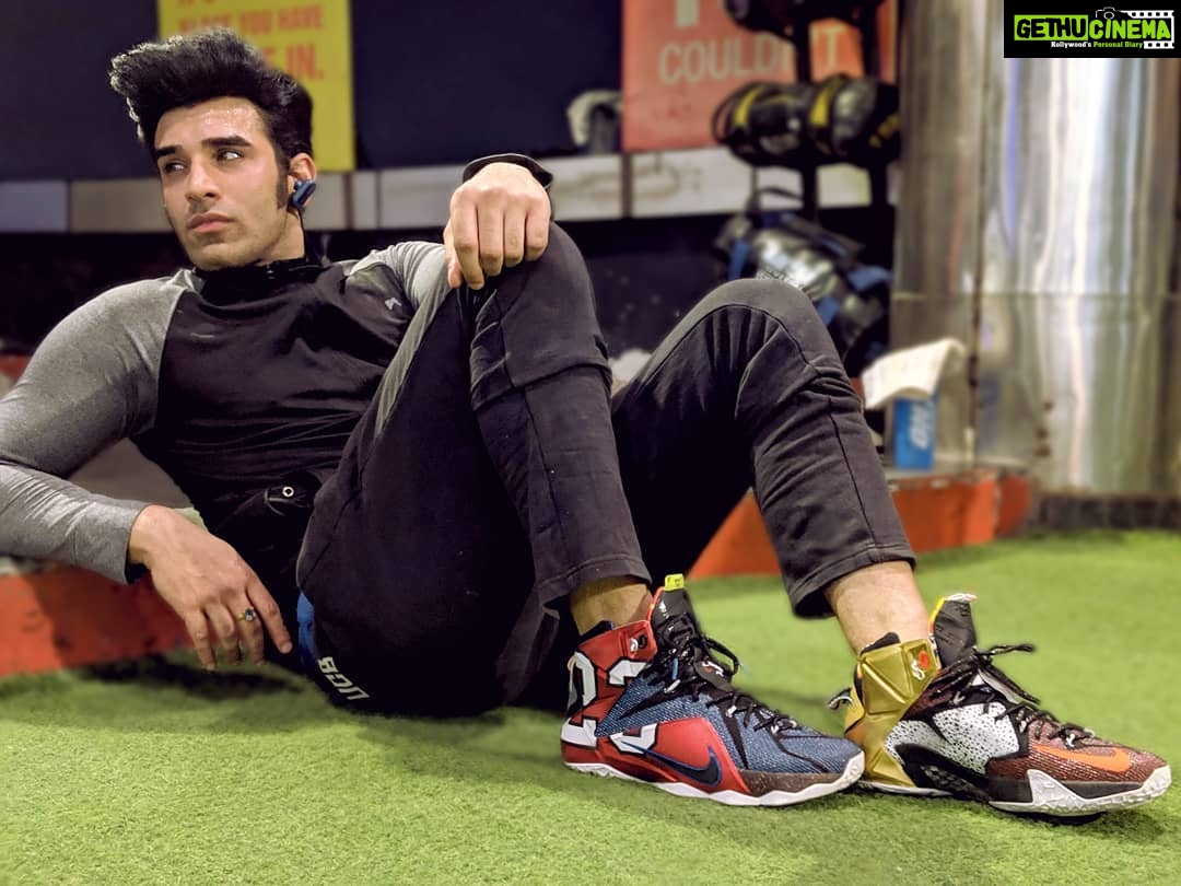 Paras Chhabra Instagram - @nike labron 12 👟👟 go get it @promart_offical @nike #nike #shoes #labron12 #gym #pose #photography #paraschhabra #superman #portrait #king #ruthless #mtv #splitsvilla