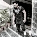 Paras Chhabra Instagram - किसी के पास Ego है तो किसी के पास Attitude…हमारे पास तो एक दिल है, वो भी बड़ा Cute. 😝 #superman #mtv #ruthless #king #splitsvilla #duryodhan #snow #winters #cold #kashmir #december #newyear #2019 #instagram #instapic #illuminati #gulmohar #positive