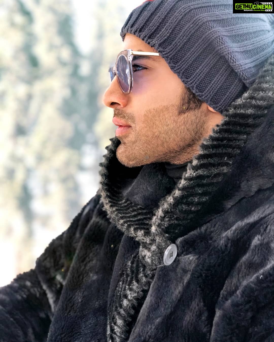 Paras Chhabra Instagram - बचपन से ही शौक था अच्छा इंसान बनने का, लेकिन बचपन खत्म और शौक भी खत्म। 😈 #superman #mtv #ruthless #king #splitsvilla #duryodhan #snow #winters #cold #kashmir #december #newyear #2019 #instagram #instapic #illuminati #gulmohar #positive