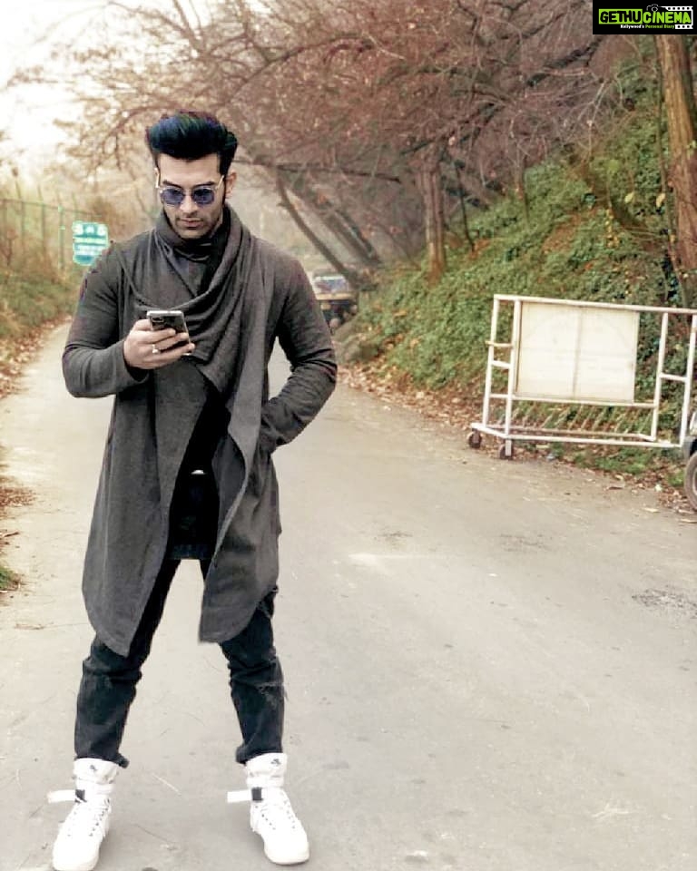 Paras Chhabra Instagram - Love the view 💖🌁🏔️😍 #kashmir #ruthless #king #duryodhan #splitsvilla #mtv #starplus #snow #winters #december #outfit #superman #instagram #instapic #nike #positive Jammu and Kashmir