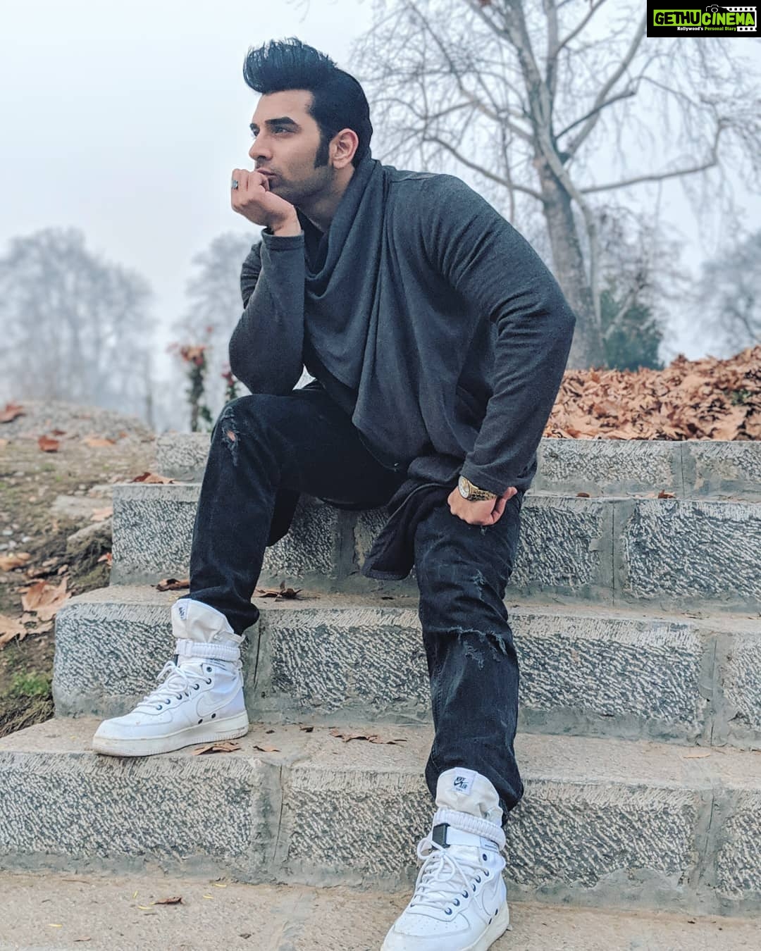 Paras Chhabra Instagram - Hahaha @officialsophiyasingh 🤣😂🤣👹 #tiktok #fun #superman #ruthless #king #positive #karnasangini #mtv #splitsvilla #contestants #oldfriends #friendszone