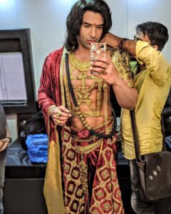 Paras Chhabra Instagram - DURYODHAN hun mai... 🤟😈 kARNA SANGINI from tomorrow at 7pm on starplus... #karnasangini #duryodhan #mahabharat #gold #jewlery #mytho #love #acting #evil #ruthless #king #paraschhabra #starplus #rising #bodybuilding #actorslife