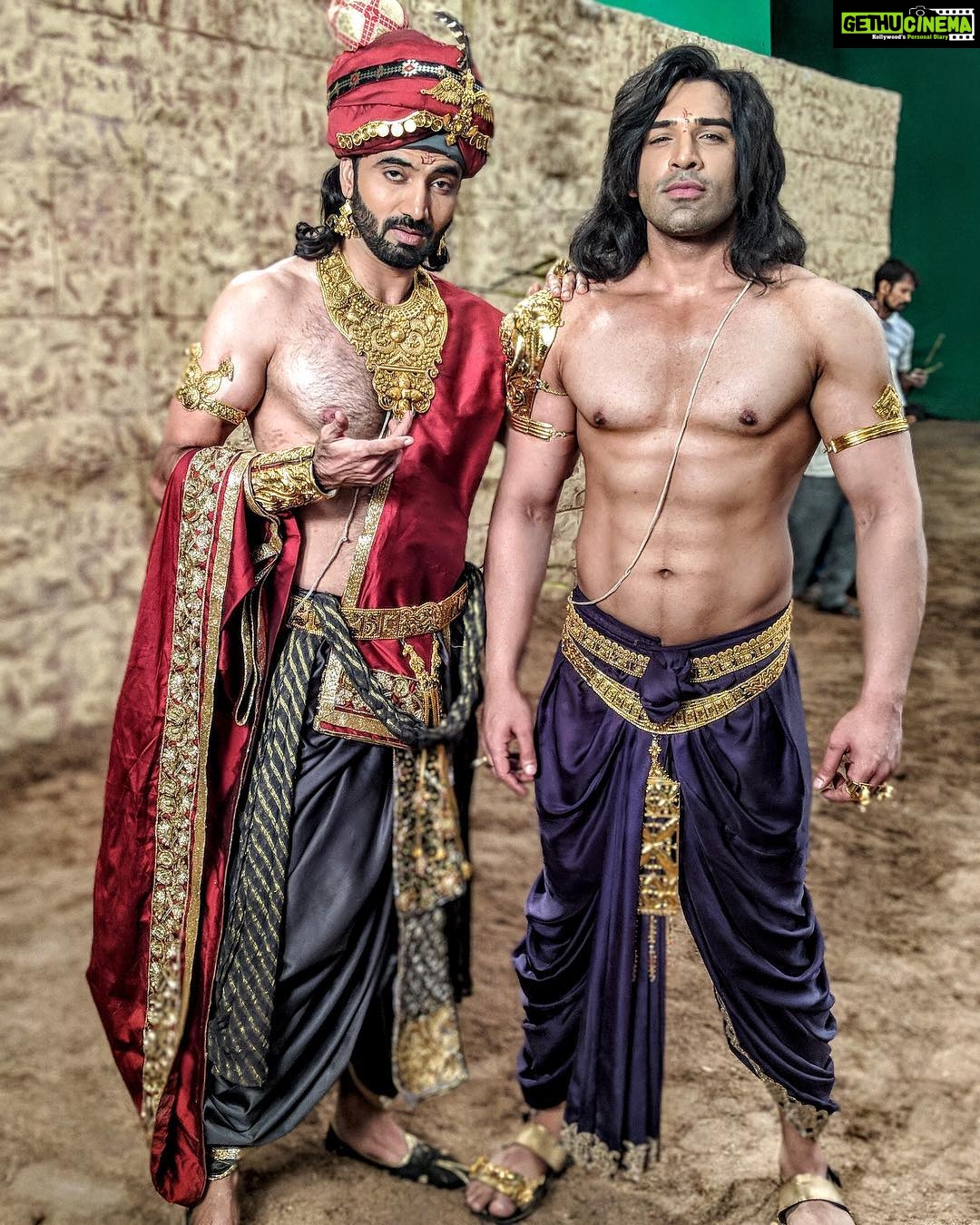 Paras Chhabra Instagram - Dekho Mama aur Bhanje ki jodi in kARNA SANGINI on @starplus from 22nd october at 7pm onwards... #karnasangini #mamaji #mamashakunee #mahabharat #warriors #ruthless #king #starplus #duryodhan #shooting #pose #instagram #instapic #abs #eatclean #bodybuilding