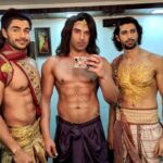 Paras Chhabra Instagram - Karna Sangini ke sexy laundo’s ko dekho on starplus from 22nd oct (monday) at 7pm @ambujmathur1 @aashimgulati #mahabharat #ashwathama #duryodhan #karna #kauravteam #starplus #karnasangini #ruthless #king #warrior #rising #goodlooking #sexy #abs #fit #fitness #actor #eatclean #acting #pose #instagram #purefriendship #friends