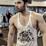 Paras Chhabra Instagram – Cheers to all the Blood Sweat & Tears.Check out this amazing gym vest from Fugazee @fugazeeinc 
#fugazee #gymvest #vest #bodybuilding #fitness #white #paraschhabra #mtv #ruthless #king #winner #rising #superman
