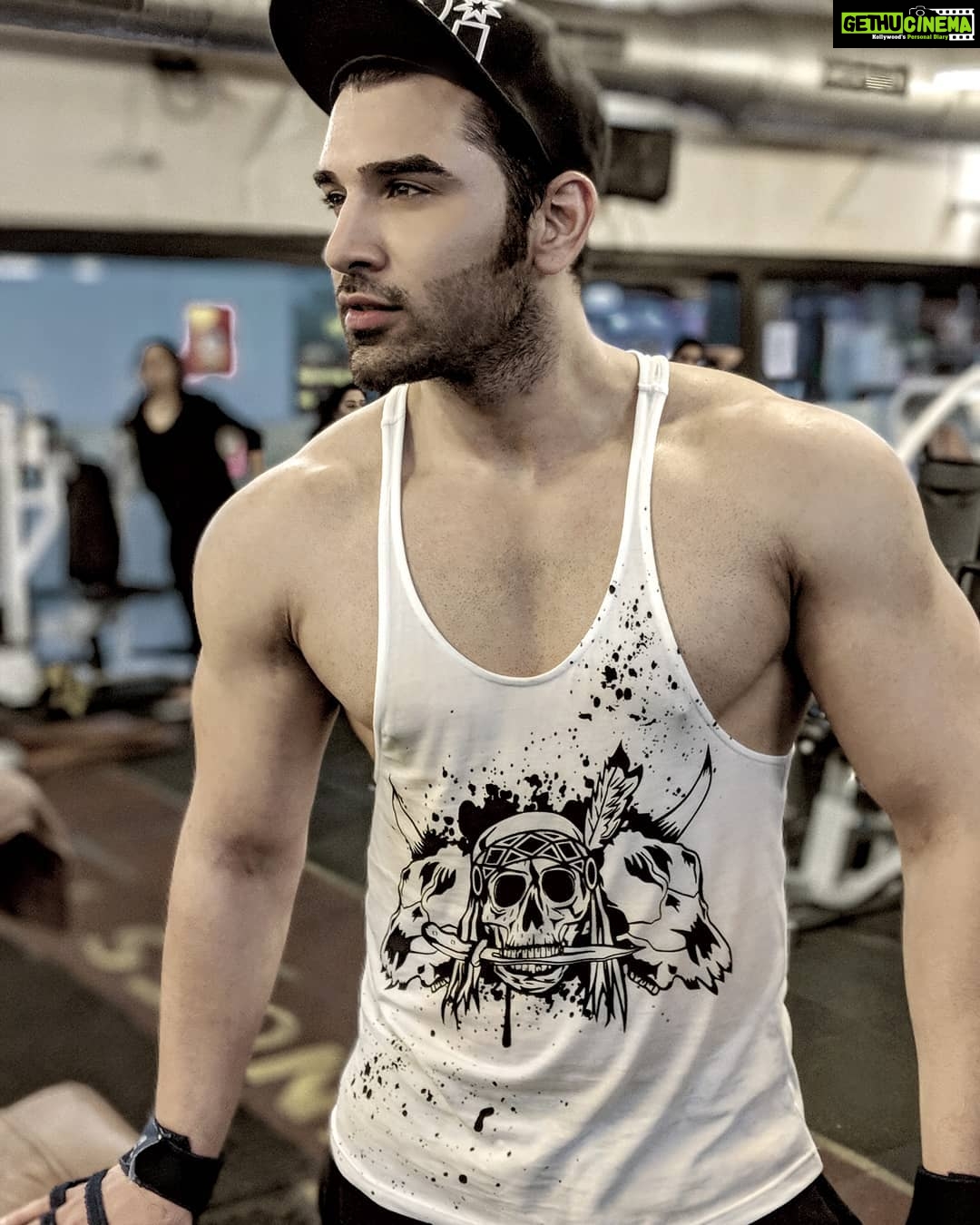 Paras Chhabra Instagram - Cheers to all the Blood Sweat & Tears.Check out this amazing gym vest from Fugazee @fugazeeinc #fugazee #gymvest #vest #bodybuilding #fitness #white #paraschhabra #mtv #ruthless #king #winner #rising #superman