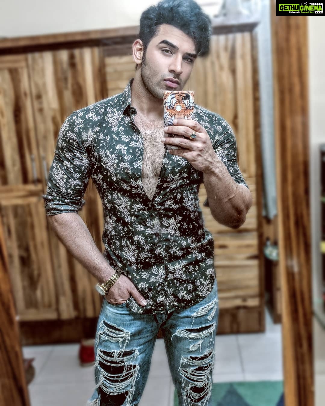 Paras Chhabra Instagram - Throwing away a diamond doesn’t make it less valuable, it doesn’t make it worthless. It does however, make you an idiot... ✌️😎 #paraschhabra #king #ruthless #positivity #mtv #splitsvilla #superman #rising #black #party #nightout #friends #important #raw