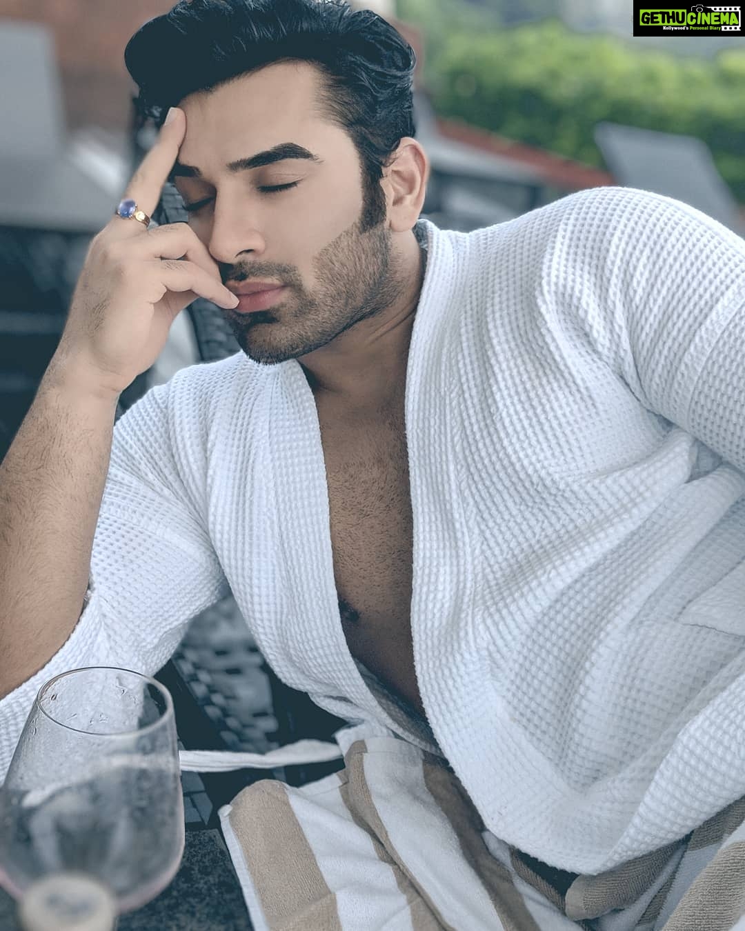 Paras Chhabra Instagram - 'हुनर’ सड़कों पर तमाशा करता है और ‘किस्मत’ महलों में राज करती है!! #paraschhabra #mtv #ruthless #king #queen #splitvsilla #goa #vacations #peace #lovelyweather #relaxingmode #instagram #instapic #instashot #lovewhite #superman #rising #actors Alila Diwa Goa