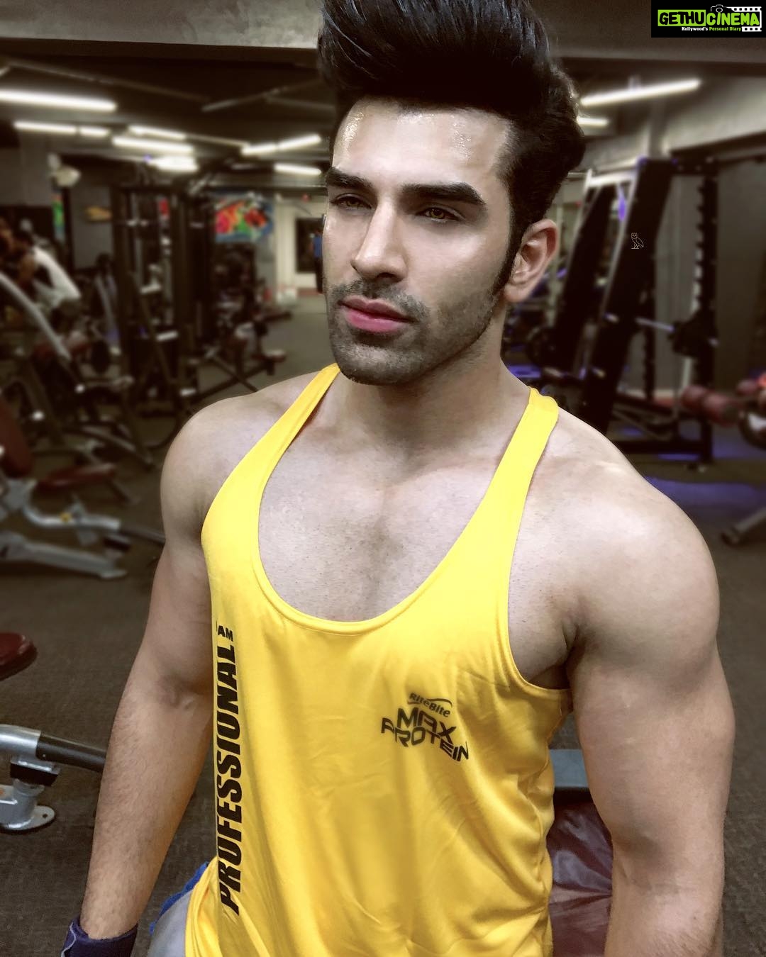 Paras Chhabra Instagram - Stay raw stay clean... ##ritebite #maxproteinbar #proteinbars #amazingtaste #loveit #highprotein #fitness #eatclean #chocolate #lover #fitnessfreak #lean #body #bodybuilding #mtv #splitsvilla #king #ruthless #illuminati #666 #yellow #collaboration #pose #instagram #instapic