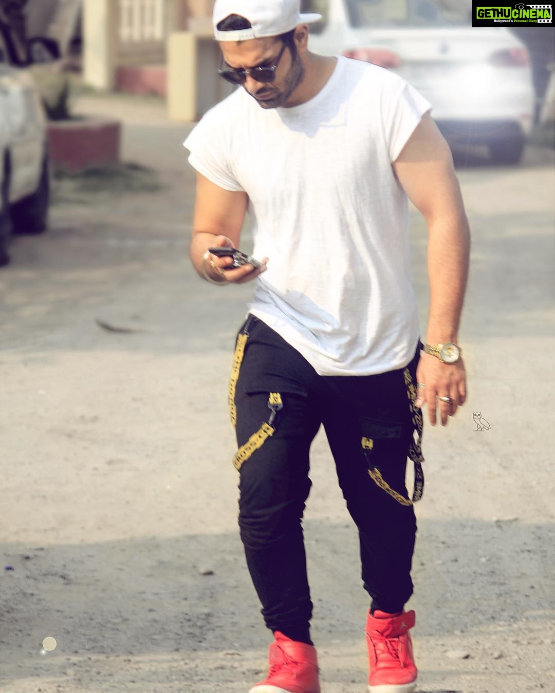 Paras Chhabra Instagram - SCENE OF CRIME at FUGAZEE @fugazeeinc #fugazee #jogger #joggers #style #styling #redshoes #badhobahu #teji #paraschhabra #mtv #splitsvilla #ruthless #king #swag #swagger #illuminati #owl #666 #rising #pic #pictures #instagram #instashot #collaboration