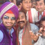 Paras Chhabra Instagram - When you are trying to click a good selfie on set and then every body fits in🤨... but I love this one 🤘😎 #artists #actors #badhobahu #teji #jattasingh #paraschhabra #mtv #splitsvilla #raw #ruthless #king #star #bollywood #tv #hollywood #instapic #selfie #instashot #pictures #pics #illuminated #rising #rayban #sardar #turbon #ballballe