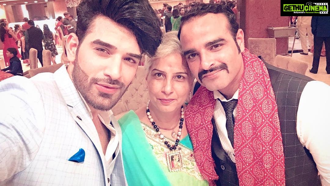 Paras Chhabra Instagram - 🤘😎 #family #love #mom #lovemom #mummasboys #mummasbaby #brotherhood #bigbrother #chhabrafamily #marriage #paraschhabra #mtv #splitsvilla #ruthless #king #raw #stayraw #illuminated #radheradhe #badhobahu #teji #jatta #instagram #instashot #instapics #instagood Delhi