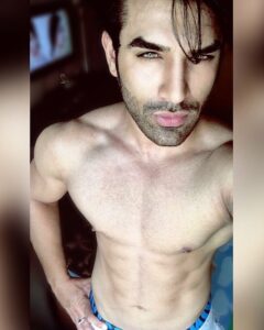 Paras Chhabra Instagram - I wont say eat clean.... i would say eat whateva u want... u will know by urself 😂😂 ✌️😈 #legit #instashot #instapic #instagram #king #ruthless #splistvilla #mtv #abs #body #calvinklein #saturday #fitness #fitnessmotivation #fit #illuminati #666 #owl #risingfromtheeast Viiking Trance Fitness