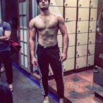 Paras Chhabra Instagram - On a public demand.... Getting in to shape 🤑 #ruthless #king #splistvilla #mtv #instashot #instapic #instagram #clean #diet #abs #muscles #100kg #superman #poser #posing #attitude #illuminated #666 #owl #rising #riseandshine #monday #chestday #swag #swagger #somethingbigiscomingup 🙏👁🌞 Viiking Trance Fitness