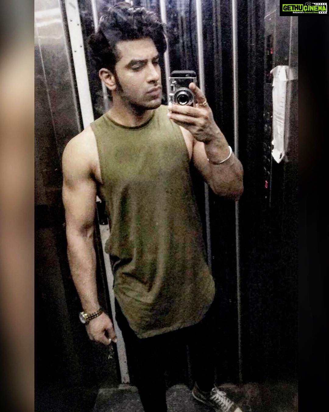 Paras Chhabra Instagram - Delhi here i am coming ✈️ #delhi #delhites #birthday #vrindavan #party #celebrationtime #celebration #blessings #harekrishna #instagram #instashot #instapic #ruthless #king #mtv #splistvilla Chatrapati Shivaji International Airport
