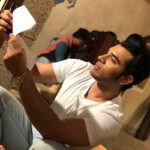 Paras Chhabra Instagram - Candid pics while reading script... Photo credit:- @ojaswiaroraa #superman #ruthless #splistvilla #badhobahu #collaboration #teji #acting #actor #bollywood #tollywood #hollywood #vampire #instapic #instashot #instagram #pics #pictures #rising #star #paraschhabra #illuminati #eye #king #mtv