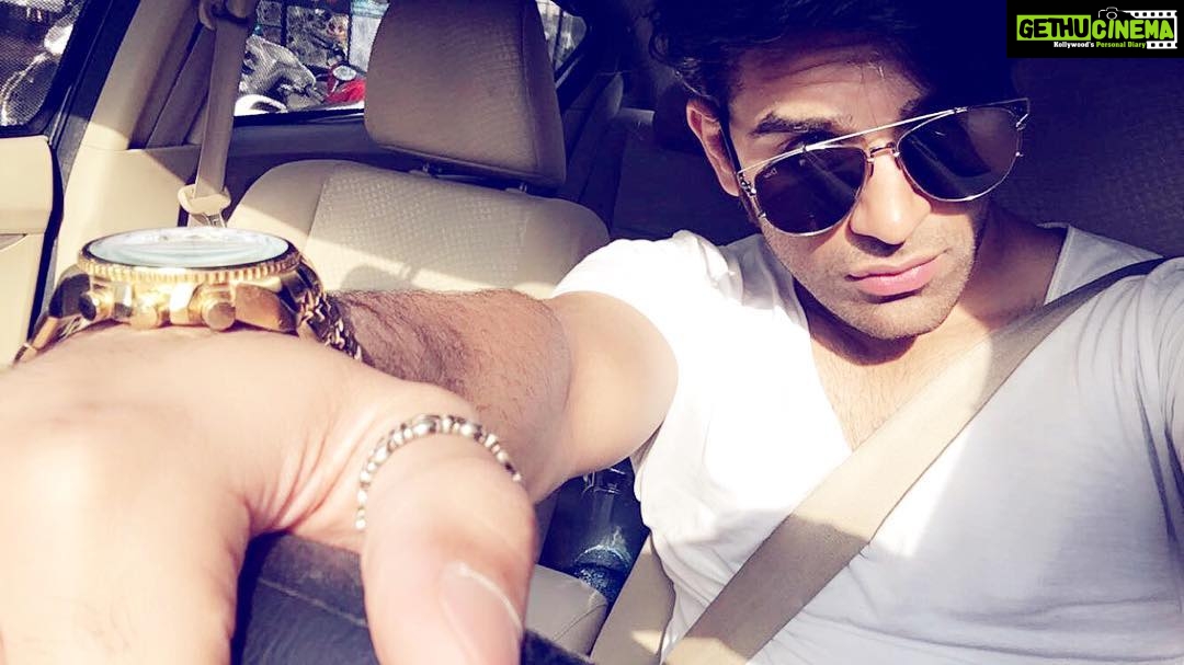 Paras Chhabra Instagram - Style matters 🤘😎 #collaboration #badhobahu #teji #splistvilla #mtv #ruthless #king #superman #shades #watch #car #rising #white #swag #swagger #dapper #style #luckywednesday #sunny #sun