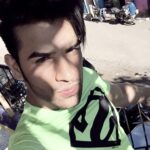Paras Chhabra Instagram - Keep your face to the sunshine and you cannot see a shadow... #celebs #celebrity #oneeye #illuminati #teji #splistvilla #king #ruthless #rising #star #superman #mtv #green #sunkiss #positive #badhobahu #swag #swagger #dapper #hollywood #bollywood