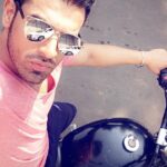 Paras Chhabra Instagram - Who wants to come for a ride with Teji 🤘😎 #teji #badhobahu #&tv #rising #star #kamina #ruthless #king #mtv #splistvilla #illuminati #oneeye #owl #666 #888 #swag #swagger #bullet #bike #dapper #shades #shoot #shooting #reflectors Film City