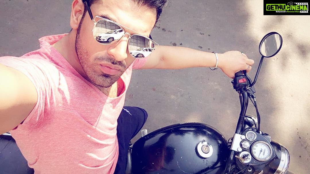 Paras Chhabra Instagram - Who wants to come for a ride with Teji 🤘😎 #teji #badhobahu #&tv #rising #star #kamina #ruthless #king #mtv #splistvilla #illuminati #oneeye #owl #666 #888 #swag #swagger #bullet #bike #dapper #shades #shoot #shooting #reflectors Film City
