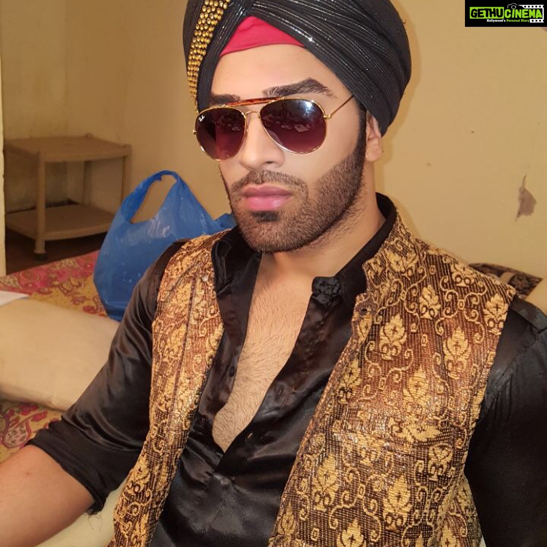 Paras Chhabra Instagram - This is how we role on badho bahu set @rytash @ashimaaahmed #jattasingh #jatta #teji #badhobahu #superman #sardar #sikh #disco #dancer #bhangra #mtv #splistvilla #ruthless #king #swagger #insta #instapic #instagram
