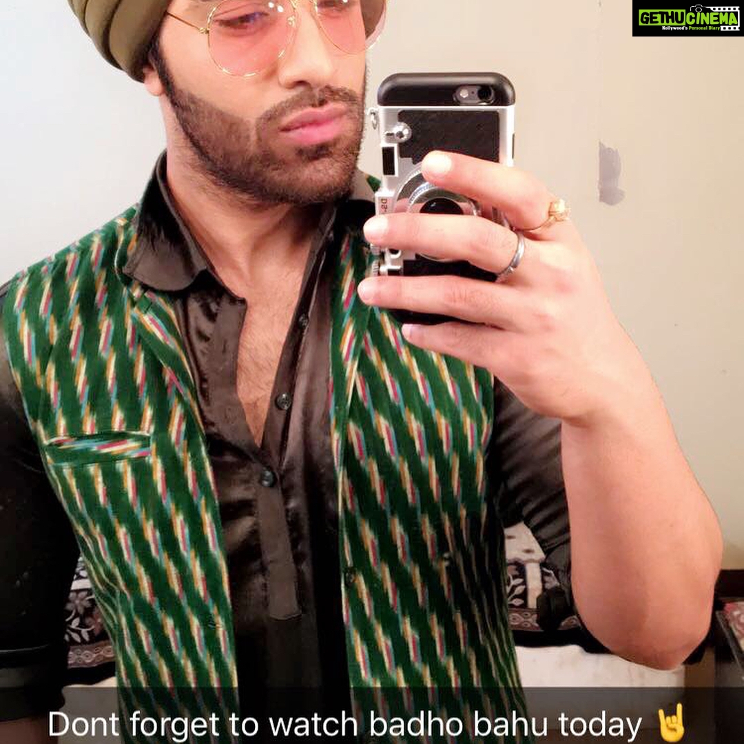 Paras Chhabra Instagram - This is how we role on badho bahu set @rytash @ashimaaahmed #jattasingh #jatta #teji #badhobahu #superman #sardar #sikh #disco #dancer #bhangra #mtv #splistvilla #ruthless #king #swagger #insta #instapic #instagram