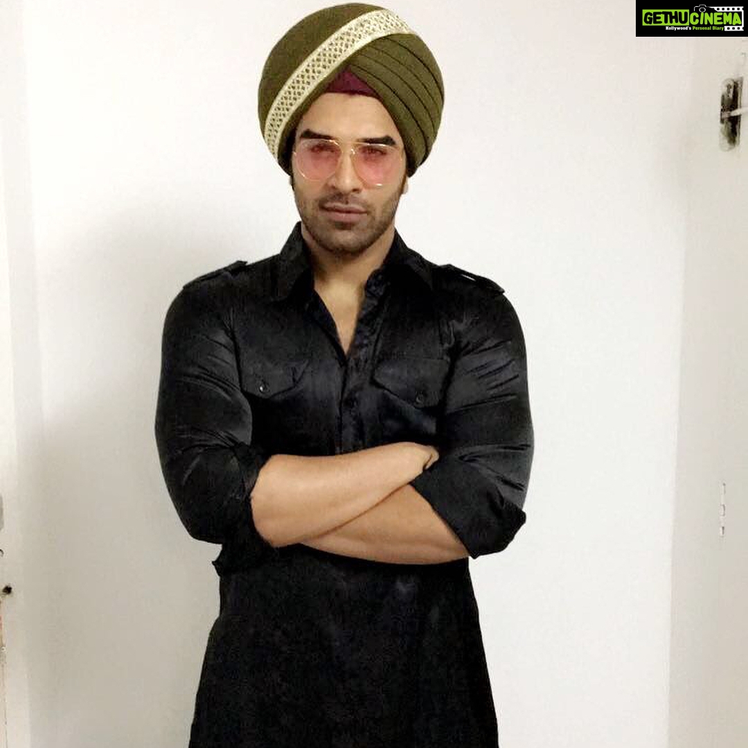Paras Chhabra Instagram - This is how we role on badho bahu set @rytash @ashimaaahmed #jattasingh #jatta #teji #badhobahu #superman #sardar #sikh #disco #dancer #bhangra #mtv #splistvilla #ruthless #king #swagger #insta #instapic #instagram