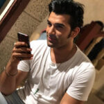Paras Chhabra Instagram - Candid pics while reading script... Photo credit:- @ojaswiaroraa #superman #ruthless #splistvilla #badhobahu #collaboration #teji #acting #actor #bollywood #tollywood #hollywood #vampire #instapic #instashot #instagram #pics #pictures #rising #star #paraschhabra #illuminati #eye #king #mtv