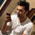 Paras Chhabra Instagram - Candid pics while reading script... Photo credit:- @ojaswiaroraa #superman #ruthless #splistvilla #badhobahu #collaboration #teji #acting #actor #bollywood #tollywood #hollywood #vampire #instapic #instashot #instagram #pics #pictures #rising #star #paraschhabra #illuminati #eye #king #mtv