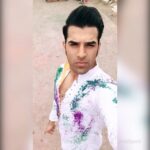 Paras Chhabra Instagram – Happy Holi 💦🎉😍 Holi on set is fun 
#badhobahu #paraschhabra #teji #celebrity #ruthless #rising #mtv #colours #splistvilla #king #instapic #instagram #instashot #instavideo #swag #swagger #dapper