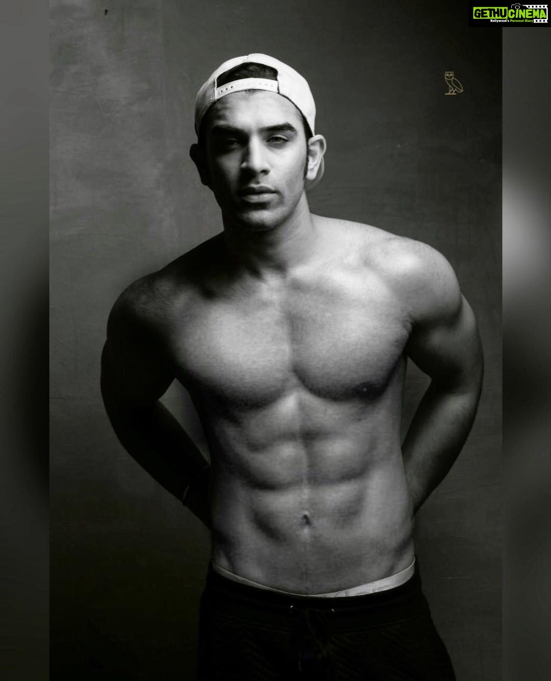 Paras Chhabra Instagram - Legit ð“…” abs #mtv #splitsvilla #king #ruthless #timetorise #fitness #gymfreak #gym #gymnastabs #owl #illuminati #oneeye #badobahu #teji #tejinder #roposo #instapic #instashit #eatclean #vegetarian #superman #harekrishna #workout #instagram