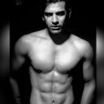 Paras Chhabra Instagram - Take care of your body. It’s the only place you have to live.... 🤘🤓 Photography by @simplysaurab #abs #mtv #splitsvilla #king #ruthless #timetorise #fitness #gymfreak #gym #gymnastabs #owl #illuminati #oneeye #badobahu #teji #tejinder