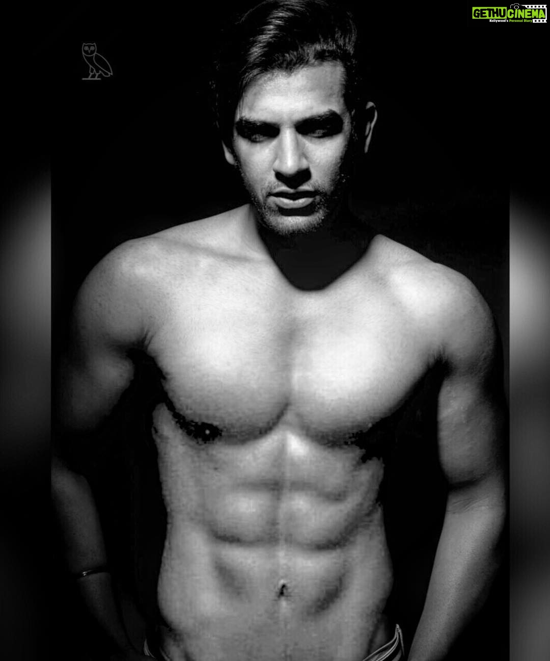Paras Chhabra Instagram - Take care of your body. It’s the only place you have to live.... 🤘🤓 Photography by @simplysaurab #abs #mtv #splitsvilla #king #ruthless #timetorise #fitness #gymfreak #gym #gymnastabs #owl #illuminati #oneeye #badobahu #teji #tejinder