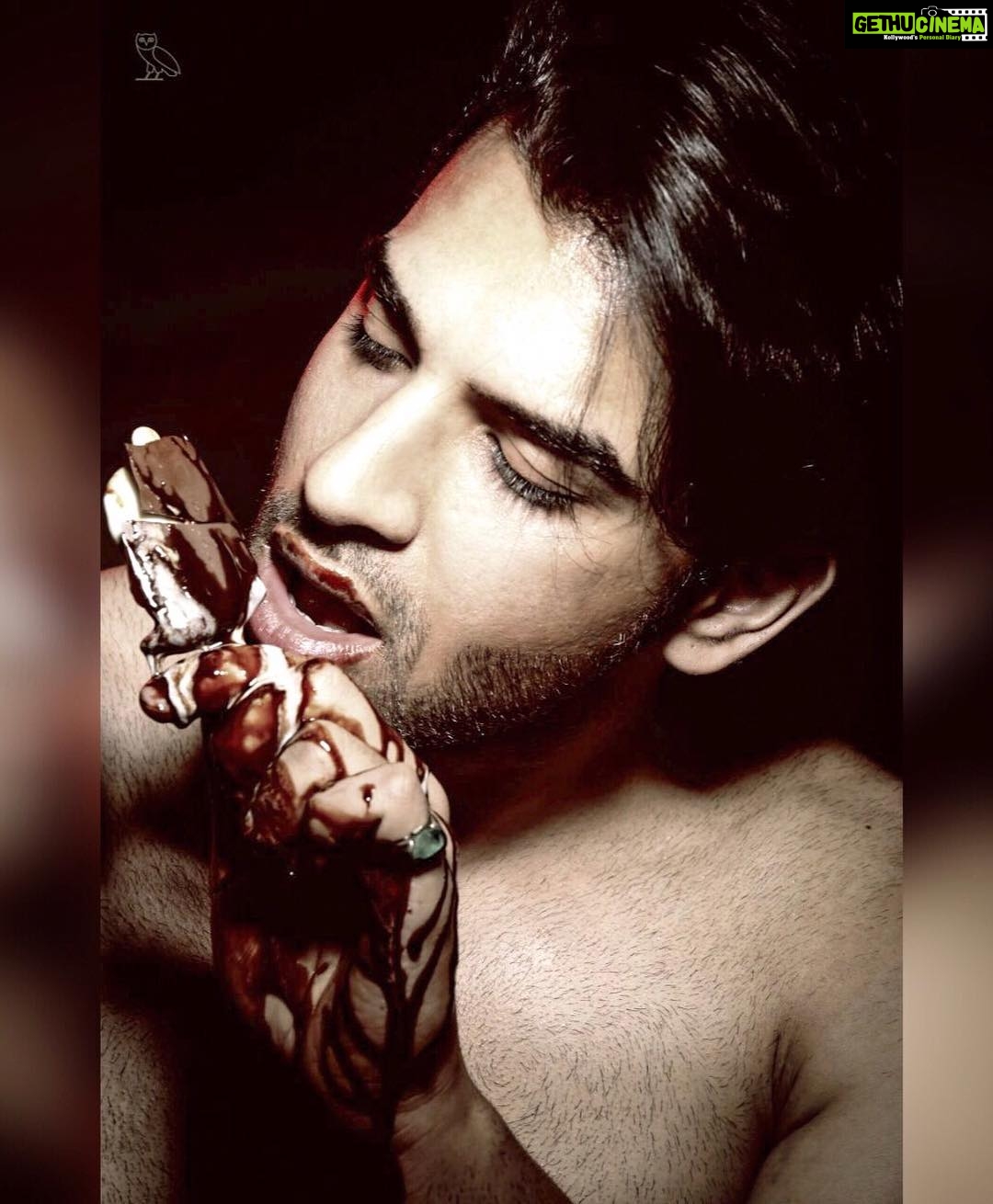 Paras Chhabra Instagram - Forget art. Put your trust in Icecream... 🍦🍫👅 Legit 𓅔 #ruthless #photoshoot #photography #instapic #style #hoticecream #hotchocolate #mtv #splitsvilla #king #gonewild #loveicream #winters #owl #illuminate #666 #888 #celebrity #timetorise #pcfotography1