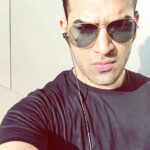 Paras Chhabra Instagram - Roses are Red and The sky is Blue... hun ki Kanjraaaa Achaar daalna hai tu? 🤓🤓 #trippers #kamine #crazy #888 #illuminati #black #sparkling #sun #iphone6s #splitsvilla