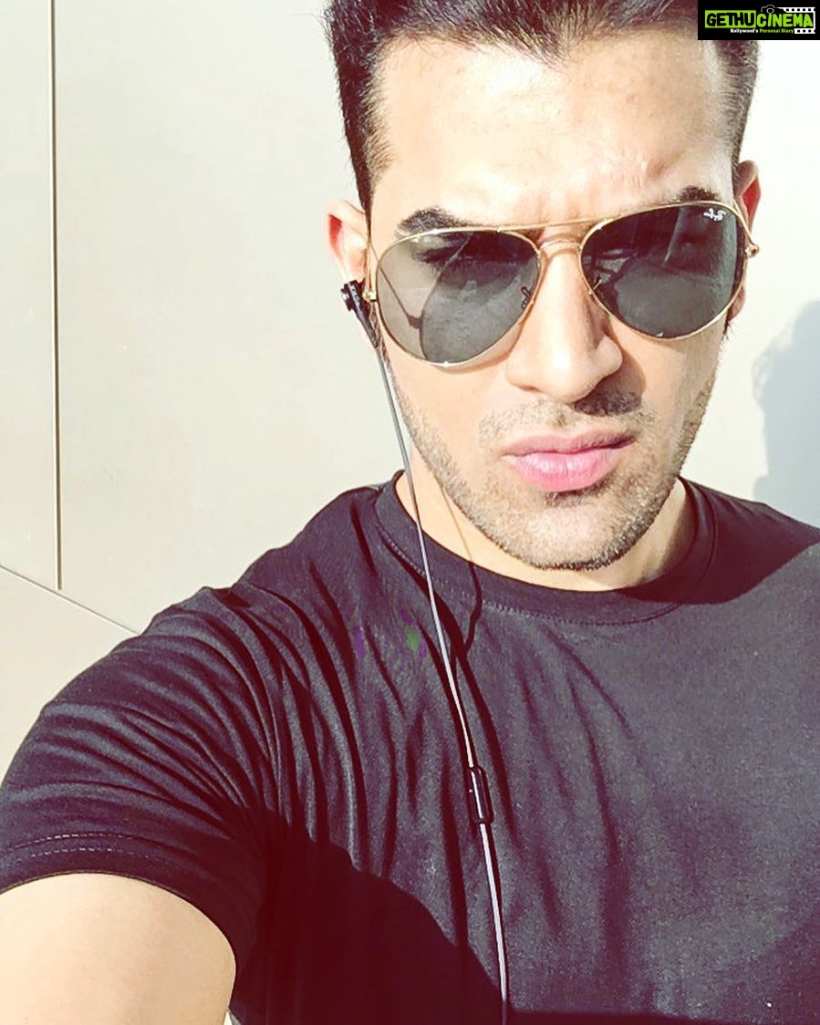 Paras Chhabra Instagram - Roses are Red and The sky is Blue... hun ki Kanjraaaa Achaar daalna hai tu? 🤓🤓 #trippers #kamine #crazy #888 #illuminati #black #sparkling #sun #iphone6s #splitsvilla