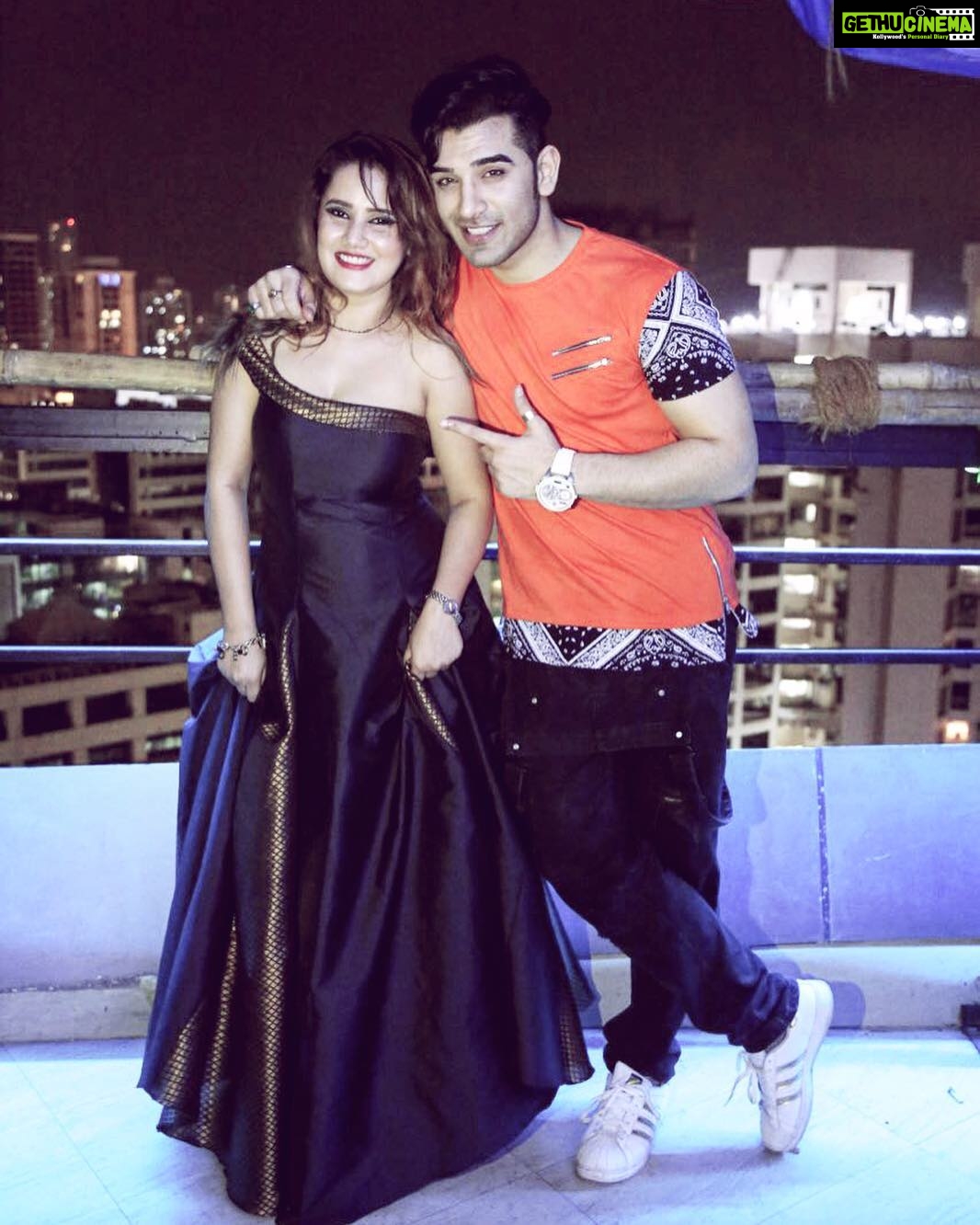 Paras Chhabra Instagram - Birthday girl will miss you.... make us proud soon π¬π€π§πΌπ»πΈπΊπ·πΉ @shubhangi_nagar24 #birthdaygirl #paraschhabra #party #hukkah #crazy #888 #666 #pose