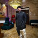 Paras Chhabra Instagram - Everyday is Mothers day… isn’t it… 😎❤️🥰😍 My outfit designed by:- @skjofficial__ @vaibhavaroraaa @simran.kaurjaswal #paraschhabra #parasarmy #mom #mother #motherday #special #indowestern #suit #delhi