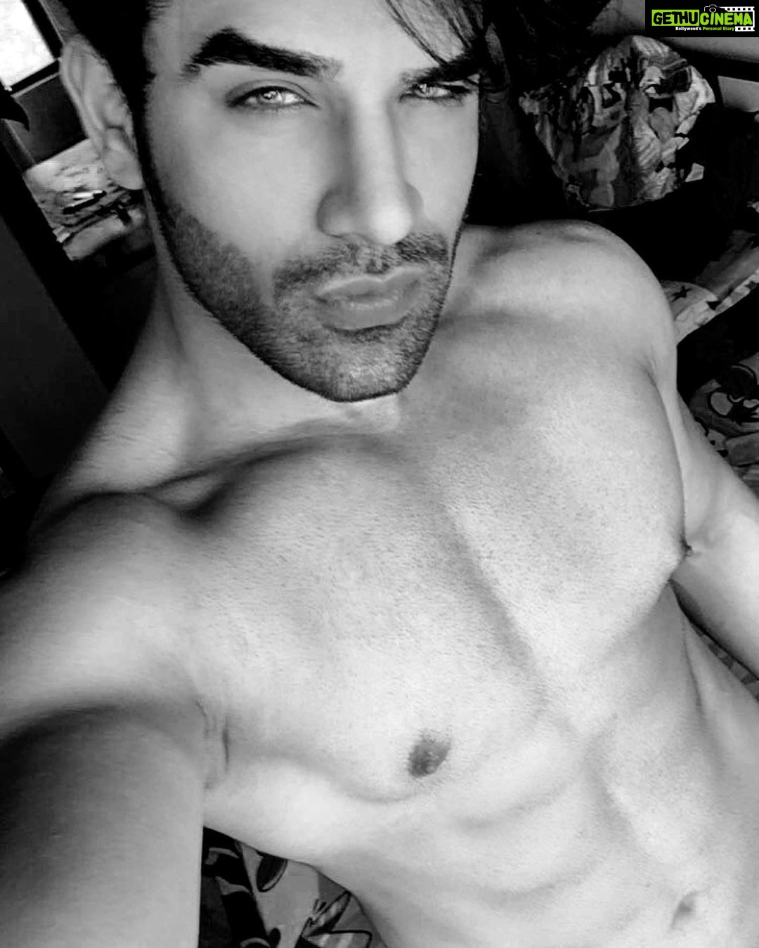Paras Chhabra Instagram - Jab bhi workout karne ka socho tab tab gym band ho jaate hai… i am noticing people are texting me everyday to start the gym… i m a gym freak… uploading all these for you and myself to get motivate more for workout… its been 2 years i am seeing myself like this with the MoTa pet… my health were not supporting me… but now m all fine and all set to hit the gym … par saaala gym to khuleeeeeee 🤬😠 Note- i can only workout in gym to plzzz gyaan na dena ki road pe running karo and all sh*t… 😂😅🤣 #paraschhabra #parasarmy #workout #gym #gymfreak Mohali, Chandigarh