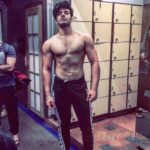 Paras Chhabra Instagram - Jab bhi workout karne ka socho tab tab gym band ho jaate hai… i am noticing people are texting me everyday to start the gym… i m a gym freak… uploading all these for you and myself to get motivate more for workout… its been 2 years i am seeing myself like this with the MoTa pet… my health were not supporting me… but now m all fine and all set to hit the gym … par saaala gym to khuleeeeeee 🤬😠 Note- i can only workout in gym to plzzz gyaan na dena ki road pe running karo and all sh*t… 😂😅🤣 #paraschhabra #parasarmy #workout #gym #gymfreak Mohali, Chandigarh