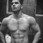 Paras Chhabra Instagram - Jab bhi workout karne ka socho tab tab gym band ho jaate hai… i am noticing people are texting me everyday to start the gym… i m a gym freak… uploading all these for you and myself to get motivate more for workout… its been 2 years i am seeing myself like this with the MoTa pet… my health were not supporting me… but now m all fine and all set to hit the gym … par saaala gym to khuleeeeeee 🤬😠 Note- i can only workout in gym to plzzz gyaan na dena ki road pe running karo and all sh*t… 😂😅🤣 #paraschhabra #parasarmy #workout #gym #gymfreak Mohali, Chandigarh