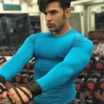 Paras Chhabra Instagram - Jab bhi workout karne ka socho tab tab gym band ho jaate hai… i am noticing people are texting me everyday to start the gym… i m a gym freak… uploading all these for you and myself to get motivate more for workout… its been 2 years i am seeing myself like this with the MoTa pet… my health were not supporting me… but now m all fine and all set to hit the gym … par saaala gym to khuleeeeeee 🤬😠 Note- i can only workout in gym to plzzz gyaan na dena ki road pe running karo and all sh*t… 😂😅🤣 #paraschhabra #parasarmy #workout #gym #gymfreak Mohali, Chandigarh