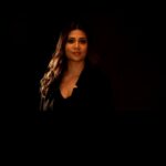 Parineeta Borthakur Instagram - The Lighting 🖤 🎥@kunjgutka . . . #parineetaborthakur #black #picoftheday #indianactor #indian #lighting #portraitphotography #portrait #nyor #businesswoman #actorslife #friday