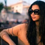 Parineeta Borthakur Instagram - Do you see what I sea? 📸@abyjitphoto . . . #sea #sunset #beach #mumbaibeach #sunkissed #ParineetaBorthakur #parineetaborthakur #Parineeta #casualstyle #beigeaesthetic #potraitphotography #ocean