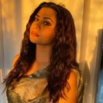 Parineeta Borthakur Instagram - Golden hour! As I reached home early from shoot today, @janvisabharwal literally pulled the lazy me and clicked these to post 😅 . . . #parineetaborthakur #righthererightnow #phonephotography #goldenhour #naturallight #nofilter #indianactress #curlyhair