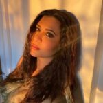 Parineeta Borthakur Instagram - Golden hour! As I reached home early from shoot today, @janvisabharwal literally pulled the lazy me and clicked these to post 😅 . . . #parineetaborthakur #righthererightnow #phonephotography #goldenhour #naturallight #nofilter #indianactress #curlyhair