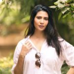 Parineeta Borthakur Instagram - 🤍 📷@abyjitphoto . . . #outdoorphotography #outdoorshoot #minimal #garden #potraitphotography #photography #abyjitphotography #parineetaborthakur